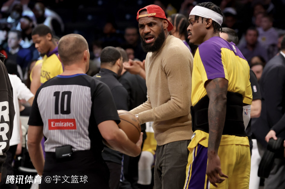 亚博体育-巴特勒迎来十赛季出色发挥，湖人观众热烈欢呼！观众掌声雷动-亚博体育